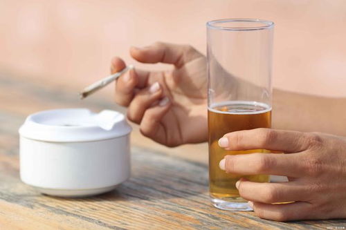 尿酸高患者警惕 除痛風(fēng)外，酒精飲料還易誘發(fā)這2種并發(fā)癥